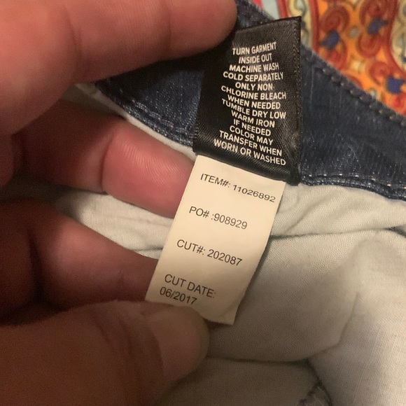 EUC Torrid distressed 24 T stretch jeans - Picture 4 of 11